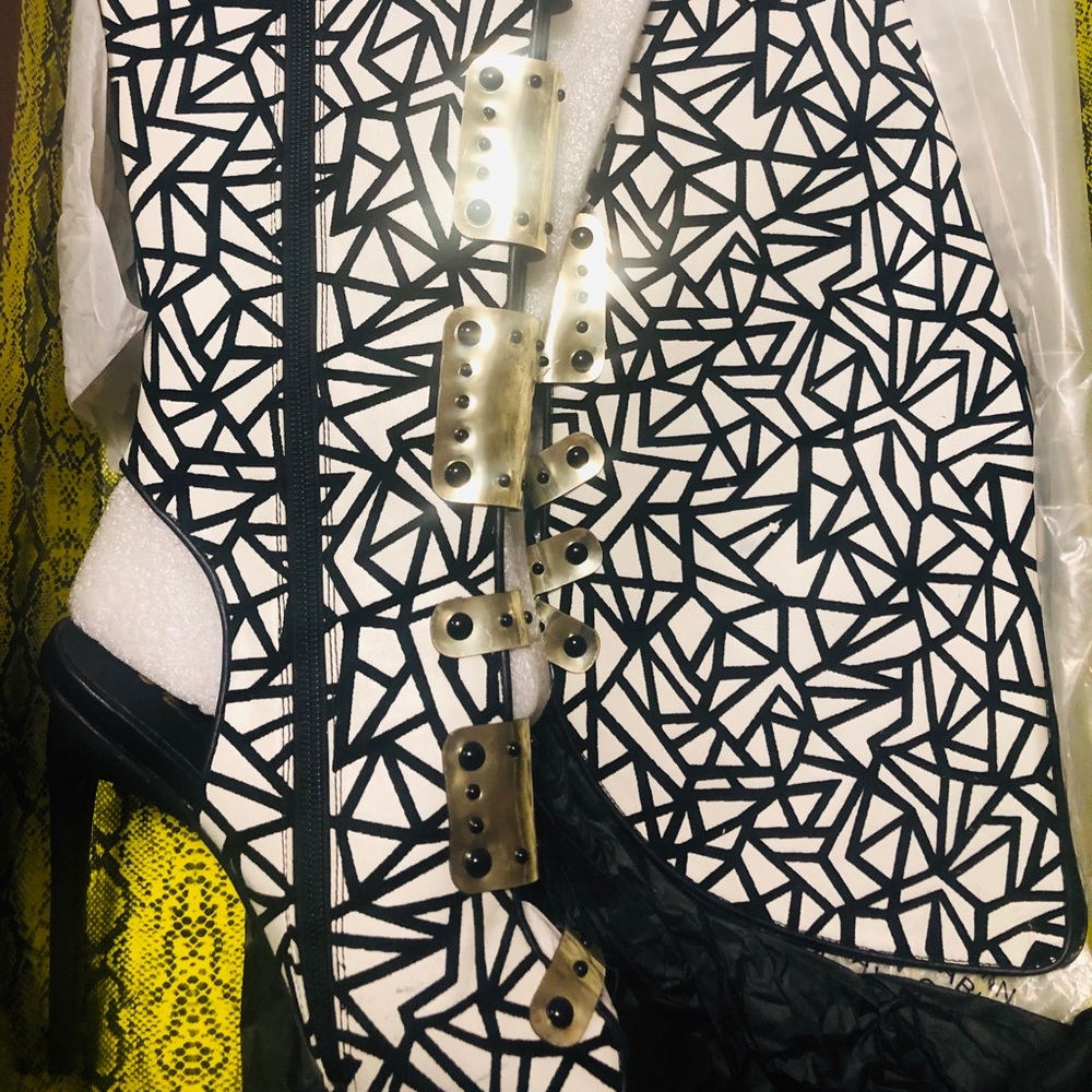 Privilege  by JC  Dossier High heel boot